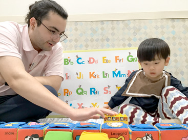 イーオンキッズ広島T-SITE校では、講師が楽しく英会話を身につけるお手伝いをします。