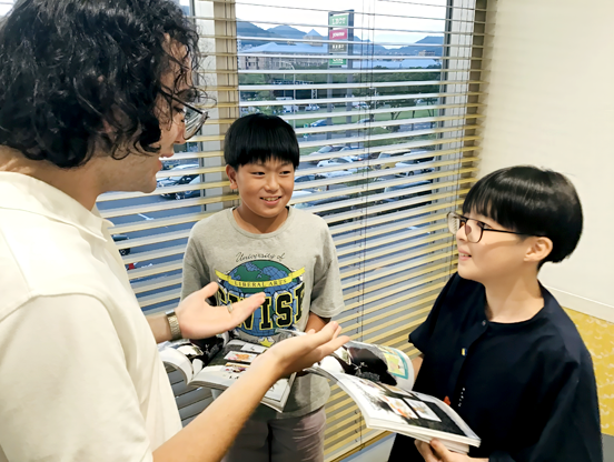 イーオンキッズ広島T-SITE校のキッズクラスは、協力してグループワークを行います。