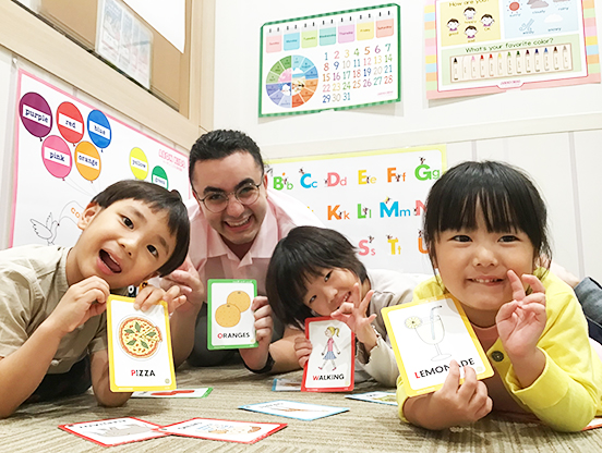 イーオン広島T-SITE校の幼児クラスは、外国人教師とレッスンを楽しんでいます