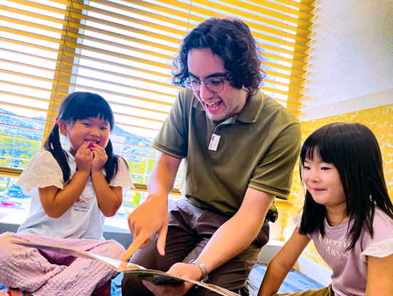イーオンキッズ広島T-SITE校の講師が、お子様の英会話力アップを全力で応援します。