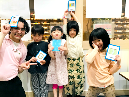 イーオンキッズ広島T-SITE校の講師が、お子様の英会話力アップを全力で応援します。