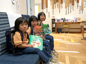 イーオンキッズ広島T-SITE校のスタッフは、生徒様の学習を力強くサポートします。