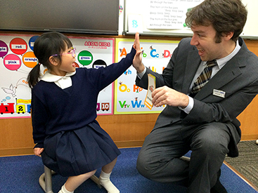 イーオンキッズ楽々園校の講師は、親しみやすく明るい雰囲気です。