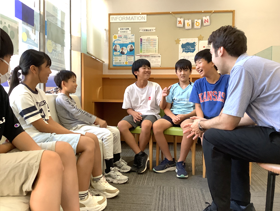 イーオンキッズ楽々園校は成長段階に合わせた学年別のクラス分けがあります
