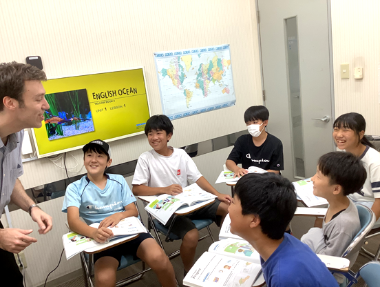 イーオンキッズ楽々園校は人前で英語で発表する力も付く小学生クラスがあります