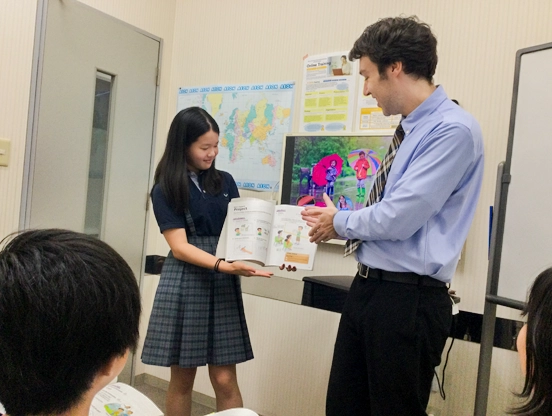 イーオンキッズ楽々園校は人前で英語で発表する力も付く小学生クラスがあります