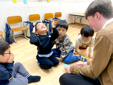 イーオンキッズ東広島校の講師陣が、お子様の英会話力向上をお手伝いします。