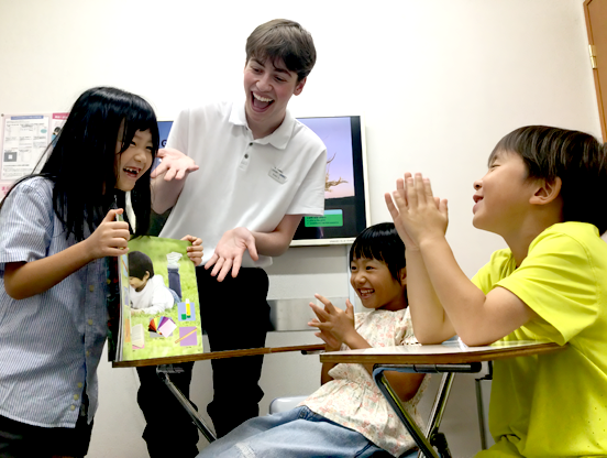 イーオンキッズ東広島校では、小学生が学校の英語授業に自信を持てるスキルを習得できます。