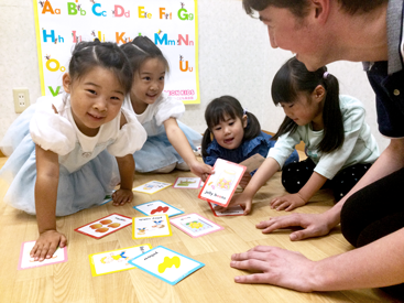 イーオンキッズ東広島校では、講師が丁寧に英会話学習をサポートします。