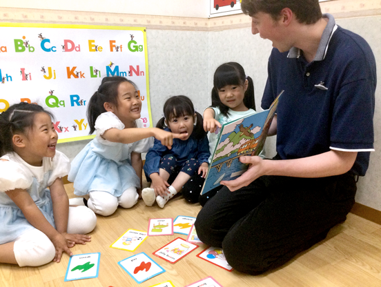 イーオンキッズ東広島校では、講師が楽しく英会話を身につけるお手伝いをします。