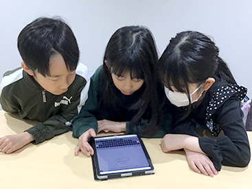 イーオンキッズフィール旭川校では、自宅学習用ウェブサイトで予習復習できます。