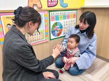 イーオンキッズ札幌本校のベビークラスの様子です。