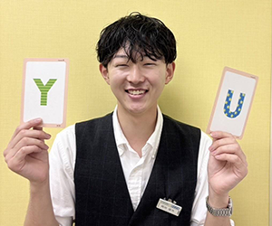 イーオン札幌本校の日本人講師のYusaku先生。