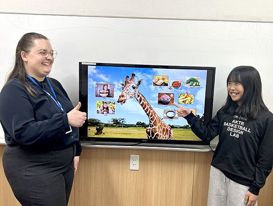 イーオンキッズ札幌駅北口校には、楽しく学べる雰囲気を作る講師がいます。