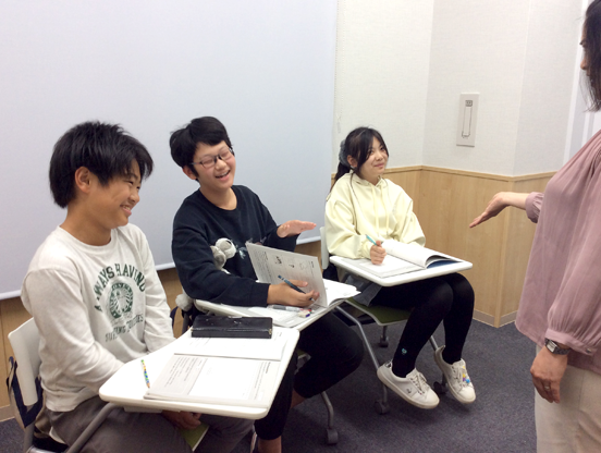 イーオン札幌栄町校はベテラン外国人講師が丁寧にサポートします！！楽しいだじゃないイーオンの学習は学校の英語の成績もアップします！！