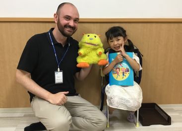 イーオンキッズフィール旭川校の講師が、お子様の上達をサポートいたします。
