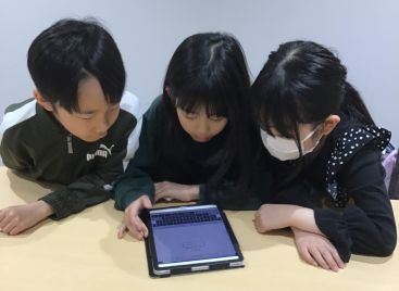 イーオンキッズフィール旭川校では、自宅学習用ウェブサイトで予習復習できます。