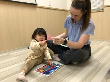 イーオンキッズフィール旭川校の講師が、発達年齢に応じてお子様の上達をサポートいたします。
