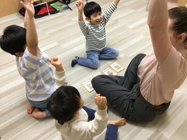 イーオンキッズフィール旭川校の講師が、発達年齢に応じてお子様の上達をサポートいたします。