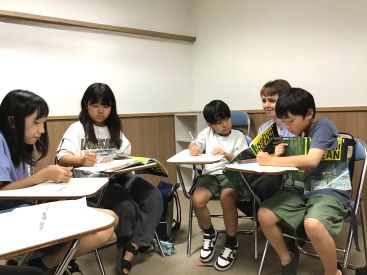 イーオンキッズフィール旭川校は、小学生が英語で真剣になるレッスンを提供します