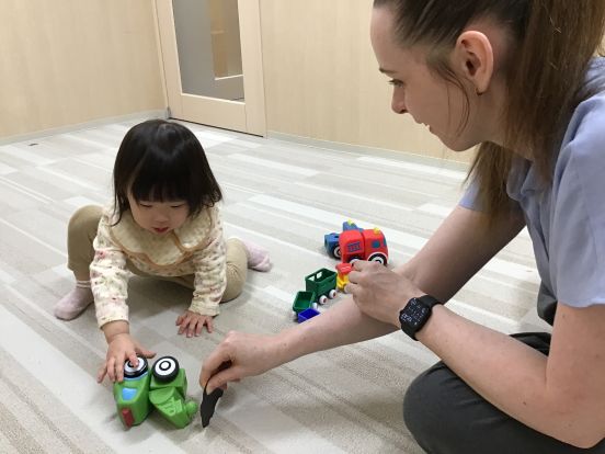 イーオンキッズフィール旭川校では、お子様の成長に合わせて楽しいレッスンを行います。