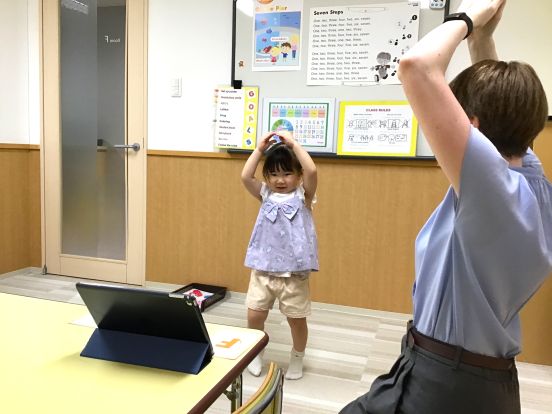 イーオンキッズフィール旭川校では、お子様の成長に合わせて楽しいレッスンを行います。