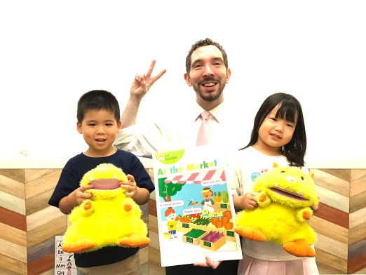 イーオンキッズ西宮北口校の講師陣が、お子様の英会話力向上をお手伝いします。