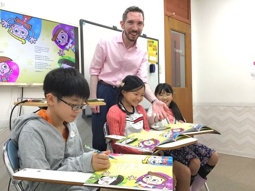 イーオンキッズ西宮北口校の講師陣が、お子様の英会話力向上をお手伝いします。