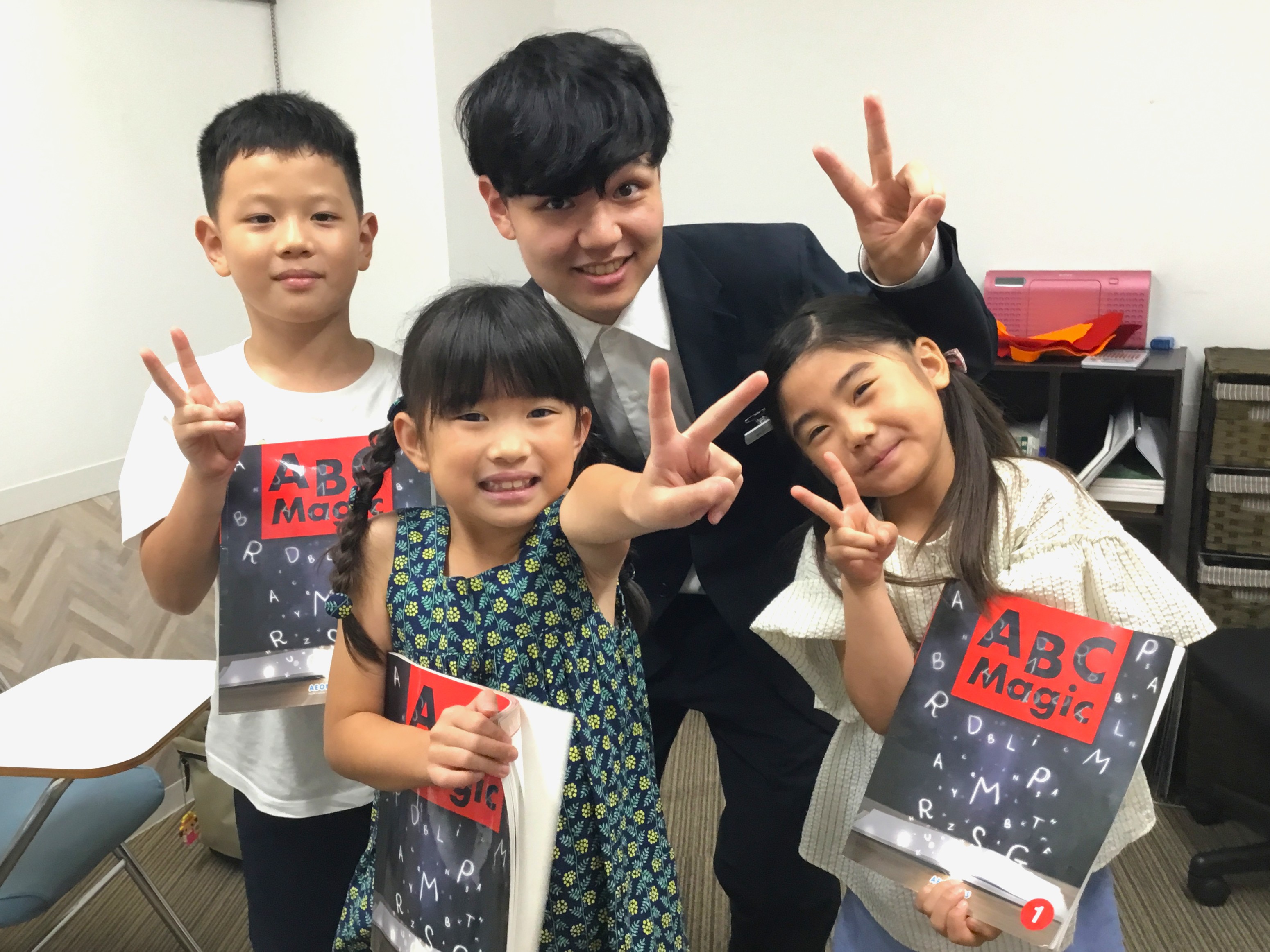 イーオンキッズ三宮校では外国人講師も日本人講師も在籍しております。