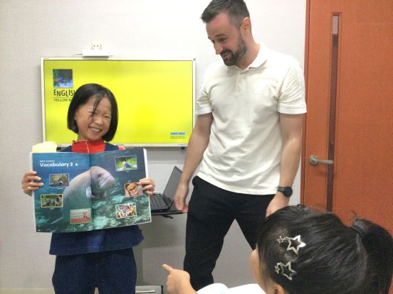 イーオン名谷パティオ校の小学生クラスのレッスン風景