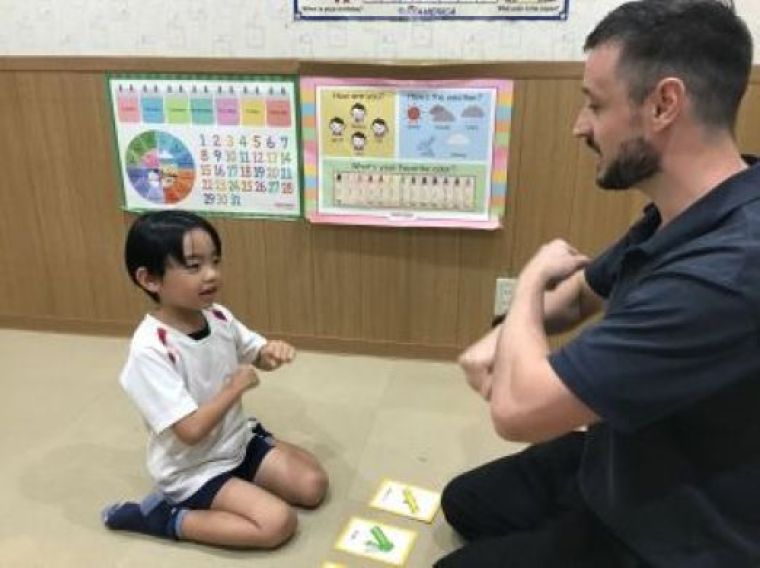イーオンキッズ加古川校なら、講師がしっかりと英会話力向上を支援します。