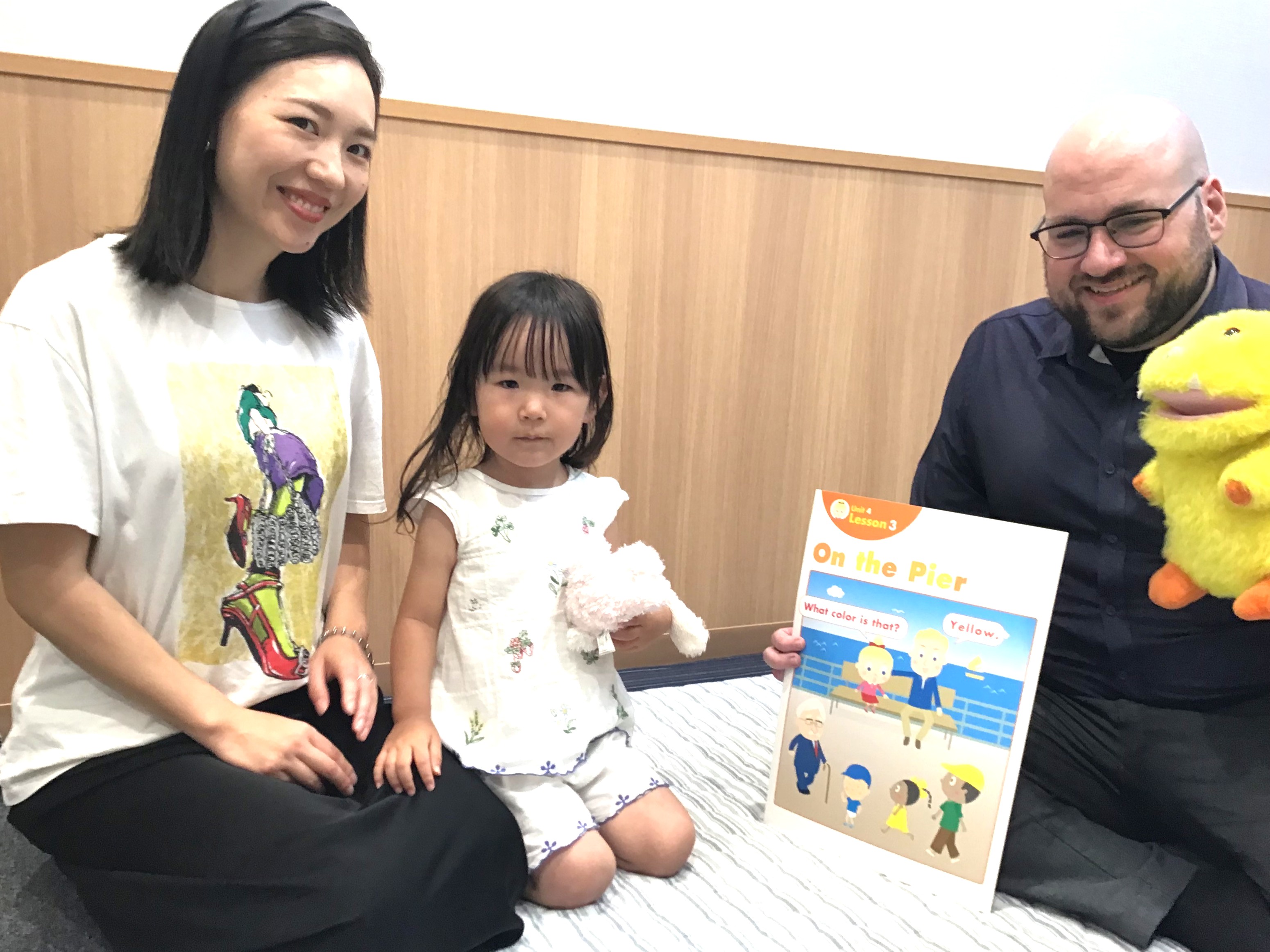 イーオンキッズ姫路ターミナルスクエア校では、講師が楽しく英会話を身につけるお手伝いをします。