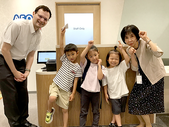 イーオンキッズ水戸校の講師と幼児の生徒様