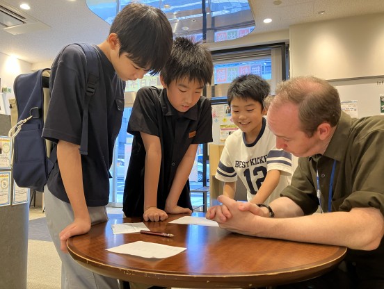 英会話イーオンキッズ土浦校Jamie先生と生徒たち。
