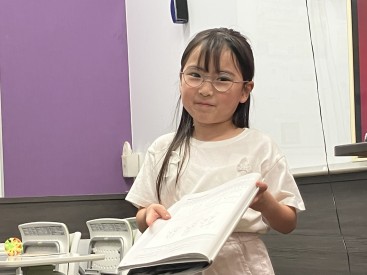 イーオンキッズ土浦校の小学生クラスのお子様。