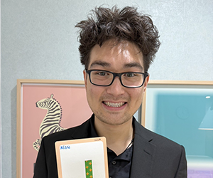 イーオンキッズ金沢校の外国人講師のJason先生。