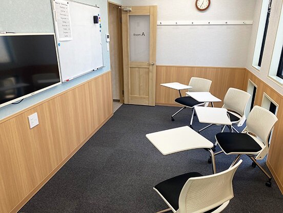 イーオンキッズ金沢校の教室風景。