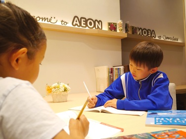 イーオンキッズ盛岡MOSSビル校の、ごきょうだい・お友達と通学されているお子様。