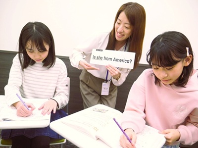 イーオンキッズ盛岡ＭＯＳＳビル校の講師は、親しみやすく明るい雰囲気です。