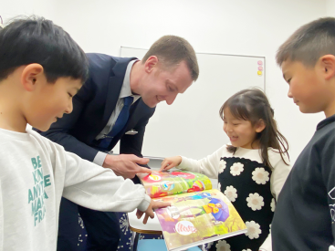イーオンキッズ鹿児島天文館校では、講師が英会話の上達をしっかりサポートします。