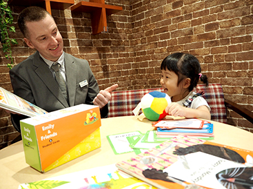 イーオンキッズ鹿児島天文館校の講師陣が、お子様の英会話力向上をお手伝いします。