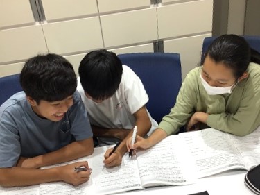 イーオンキッズ小田原駅前校の講師は、生徒様の学習を力強くサポートします。