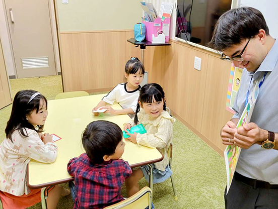 イーオンキッズ川崎西口校では、講師が楽しく英会話学習をサポートします。