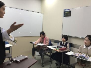 イーオンキッズ平塚校では、レッスンで学んだ単語や文法が小学校英語に役立ちます。
