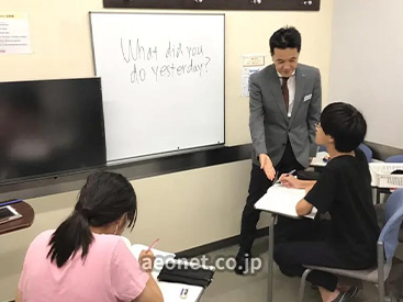 イーオンキッズ平塚校の講師が、英会話の上達を丁寧に指導します。