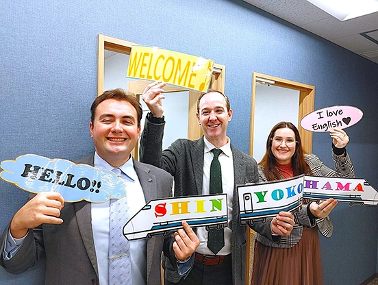 イーオンキッズ新横浜校では、スタッフが明るく快活な雰囲気でお迎えします。