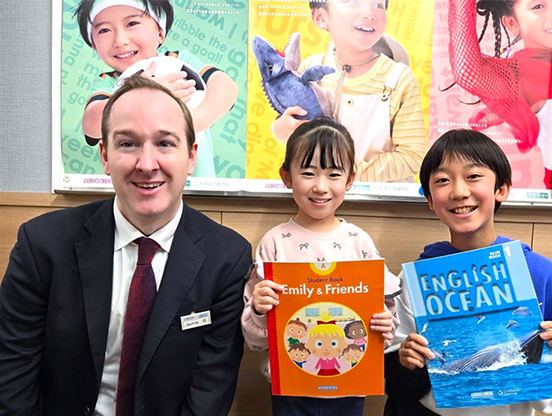 イーオンキッズ新横浜校では、お友達・ごきょうだいと一緒に通学ができます。