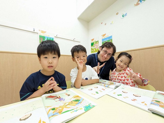 イーオンキッズ日吉東急アベニュー校のスタッフは、フレンドリーで話しやすい存在です。