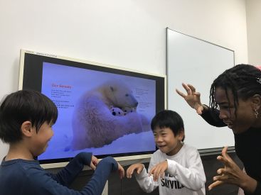 イーオンキッズ東戸塚校では、クラスメイトと一緒に楽しくレッスンできます。