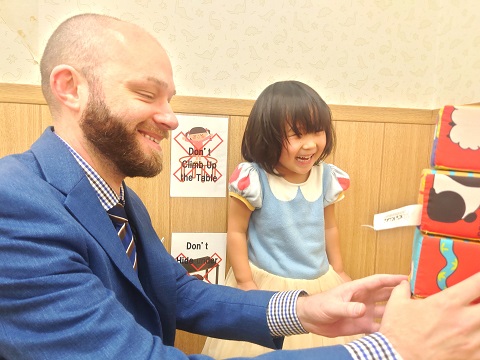 イーオンキッズ横浜本校では、講師が丁寧に英会話学習をサポートします。